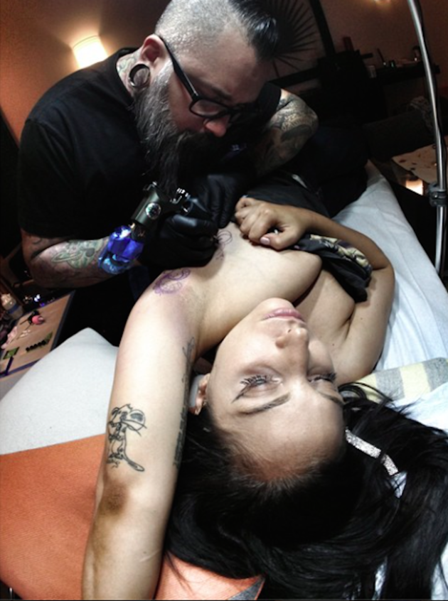 Nové tetování má Gaga pod rukou.